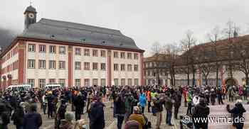 "Querdenker" in Heidelberg:  350 Demonstranten auf dem Uniplatz