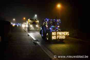 Kersttractoren trekken door de stad