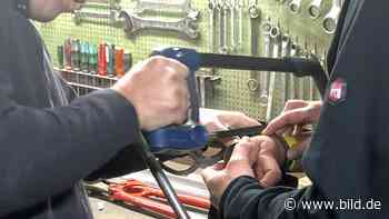 Engelskirchen: Peinliche Handschellen-Panne bei Karnevalsparty - Köln - Bild.de - BILD