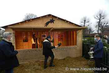 Pastoor zegent nieuwe kerststal met beelden van lokale kunstenaars in