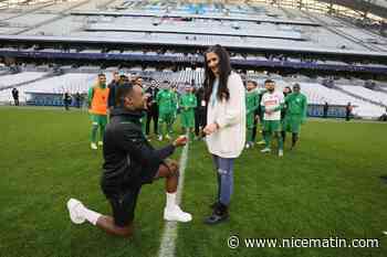 Un joueur du Cannet fait sa demande en mariage sur la pelouse du Vélodrome après le match contre l'OM