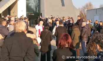 Alba, l’abbraccio degli amici e le parole dei suoi cari per l’ultimo saluto a Davide Giri - LaVoceDiAlba.it