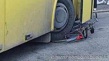 Modena. Paura in autostazione Bus schiaccia una bicicletta - La Gazzetta di Modena