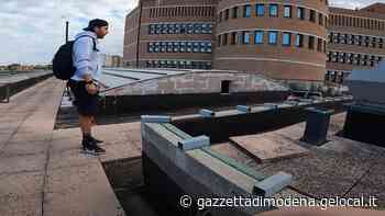 Modena, la scalata sul tetto dell' "Alcatraz" Manfredini: “gioco” che sbanca sui social - La Gazzetta di Modena