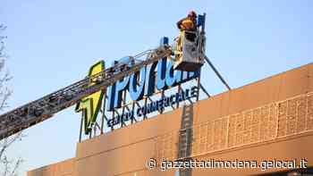 Modena, principio di incendio subito domato di un controsoffitto. I Portali evacuati - La Gazzetta di Modena