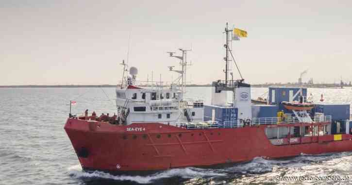 Seenotretter warten mit fast 300 Migranten auf Hafen