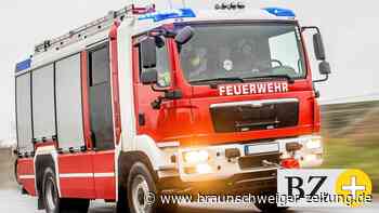 Auto in Flammen auf der Braunschweiger Kastanienallee
