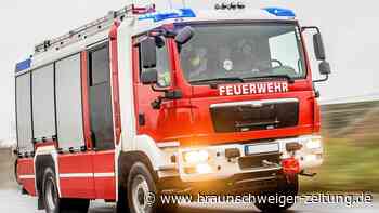 Auto steht auf der Braunschweiger Kastanienallee in Flammen
