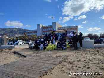 Plastic Free, volontari all’opera per pulire la spiaggia di San Giuliano ad Erice [FOTO] - Trapani Sì