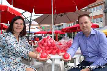 Stressballetjes van Ballekensworp uitgedeeld aan kermisgangers (Merchtem) - Het Nieuwsblad