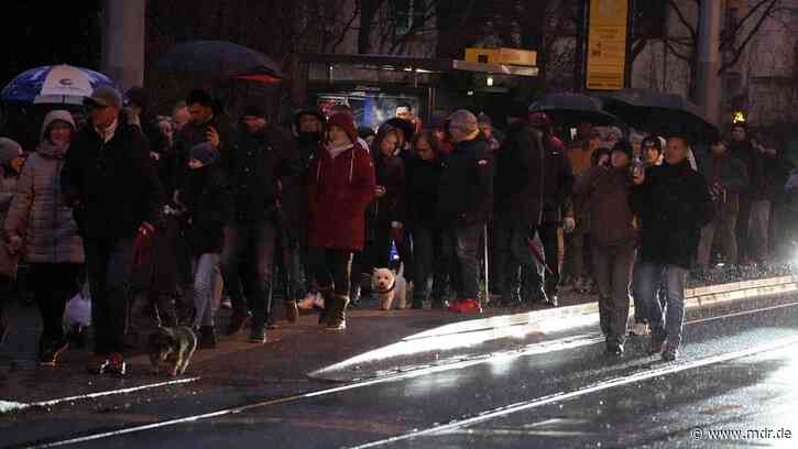 Corona-Protest mit Hunderten Teilnehmern in Dresden | MDR.DE - MDR