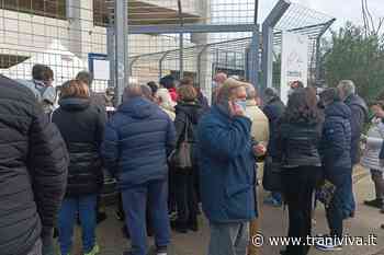 Lunghe code fuori all'hub di Trani, ma gli avvisi sono precisi:«Inutile arrivare prima» - TraniViva