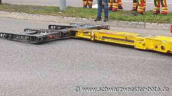 Verkehr in Schramberg - Lastwagen gerät neben Fahrbahn – Abschlepper muss anrücken - Schwarzwälder Bote