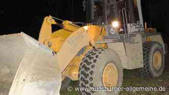 Betrunkener fährt nachts mit Radlader durch Glacis Park