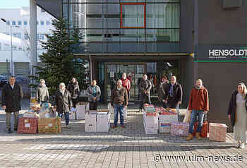 HENSOLDT-Mitarbeiter packen Weihnachtsgeschenke für Kinder