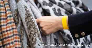 Corona-Regeln in Aachen: Das Bändchen am Handgelenk ist der Renner