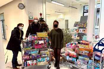 Personeel Continental schenkt karren vol speelgoed aan kinderen die het niet zo breed hebben