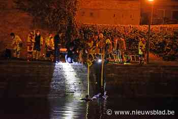 Drie politieagenten springen in ijskoude rivier om man van verdrinkingsdood te redden