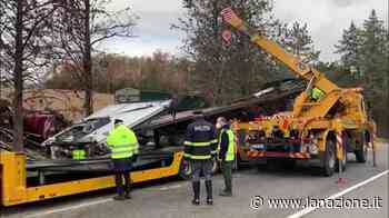 Siena-Grosseto, rimosso il camion bruciato dopo mesi / VIDEO - LA NAZIONE