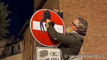 Opere di Clet sui cartelli a Siena, LogoSiena: “Scarceriamo l’arte!” - RadioSienaTv