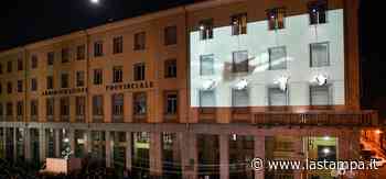 Lo spettacolo del "nuoto aereo": a Cuneo un’altra magia del Natale Mirabilia - La Stampa