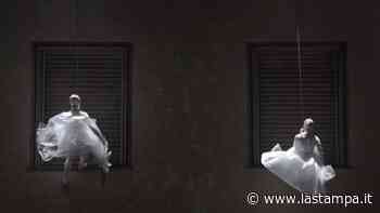 Lo spettacolo del "nuoto aereo" in centro a Cuneo: l'inedita magia del Natale di Mirabilia - La Stampa