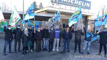 Pulizie e trasporti alla Michelin di Cuneo: i lavoratori della ditta che ha l’appalto scioperano davanti allo stabilimento - La Stampa