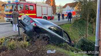 Abhang runtergefahren: Unfall nach Ausweichmanöver am Herrenteich in Reinfeld | shz.de - shz.de