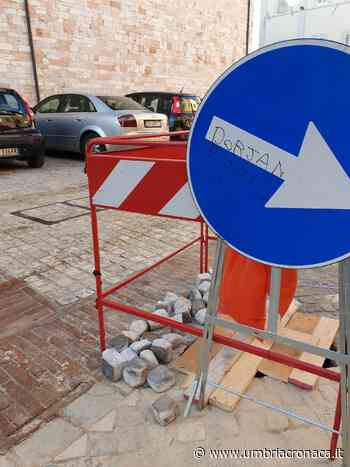 Foligno, protesta per i sanpietrini rimossi e lasciati sulla via - Il quotidiano che racconta l'Umbria - Umbria Cronaca