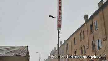 Carpi, il testimone: «Ho visto una coppia che issava gli striscioni con gli slogan no-vax» - La Gazzetta di Modena