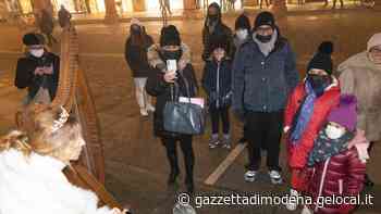 Carpi. Shopping in centro tra un robot che suona, un chitarrista, l'arpa e il teatro da strada - La Gazzetta di Modena