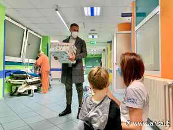 Natale: calciatori Bari portano doni a bimbi in ospedale - Agenzia ANSA