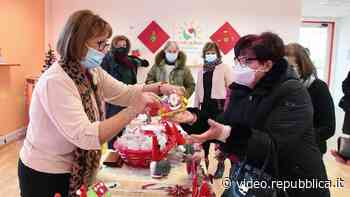 Bari, nel mercatino di Natale i lavori di anziani e bambini per sostenere Specchio d'Italia - Repubblica TV