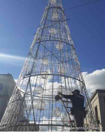 Nel cuore di Crotone arriva la pallina di Natale della Polizia di Stato - Fantapol News