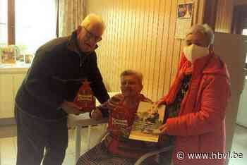 Samana Kerkhoven deelt kerstgeschenkjes uit (Lommel) | Het Belang van Limburg Mobile - Het Belang van Limburg