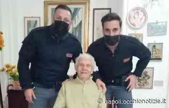 Anziano spaventato chiama la Polizia: agenti lo raggiungono e gli tengono compagnia - L'Occhio di Napoli