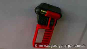 Mann beschädigt Scheiben in ICE mit Notfallhammer