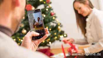 Mit Smartphone am Christbaum - Umfrage: Bei so vielen Menschen gilt Heiligabend Handyverbot