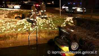 La strada è ghiacciata, l’auto si ribalta nel canale a Vigevano: conducente illeso - La Provincia Pavese