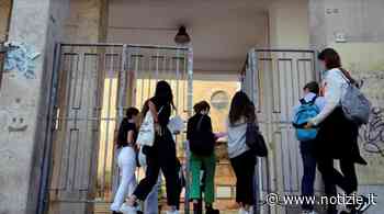 Vigevano, professore salva studentessa: “Fissava il vuoto, voleva buttarsi dalla finestra” - Notizie.it