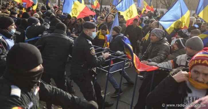 Rechtsradikale stürmen Hof des rumänischen Parlaments