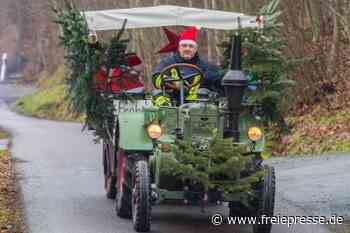 Weihnachtsmann kommt mit Traktor - Freie Presse