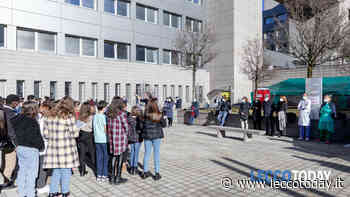 Gli studenti della ‘Stoppani’ cantano in ospedale: “I veri eroi non passano mai di moda” - LeccoToday