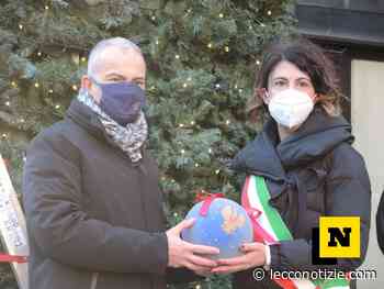 Lecco, sull'albero di Natale un addobbo della Polizia di Stato - Lecco Notizie
