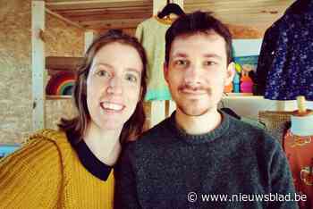 Koppel verkoopt online tweedehandse kinderkledij om mee in de plassen te springen