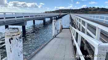 Victor Harbor's new causeway opens as demolition date nears for original