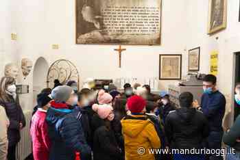 Biblioteca Live, a cura di Archeoclub Manduria: gli alunni delle quinte classi della scuola primaria del 'Prudenzano' hanno visitato la 'Marco Gatti' - ManduriaOggi