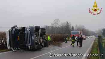 Medolla, camion si rovescia sulla provinciale - La Gazzetta di Modena