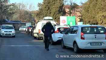 Tamponi e vaccini, continua il caos in via Minutara a Modena. VIDEO - modenaindiretta.it