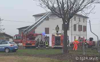 Modena, ultraleggero si schianta contro il tetto di una casa disabitata: morto il pilota - Sky Tg24